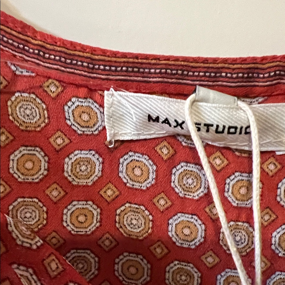 Max Studio Red Geometric Blouse med NWT Retails $118  !!! WOW - Picture 3 of 9
